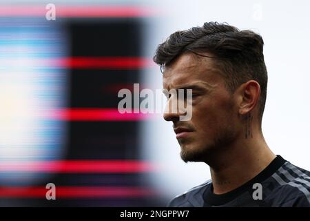 Birmingham, Royaume-Uni. 18th févr. 2023. Ben White d'Arsenal regarde dessus. Match Premier League, Aston Villa v Arsenal à Villa Park à Birmingham le samedi 18th février 2023. Cette image ne peut être utilisée qu'à des fins éditoriales. Utilisation éditoriale uniquement, licence requise pour une utilisation commerciale. Aucune utilisation dans les Paris, les jeux ou les publications d'un seul club/ligue/joueur. photo par Andrew Orchard/Andrew Orchard sports photographie/Alamy Live News crédit: Andrew Orchard sports photographie/Alamy Live News Banque D'Images