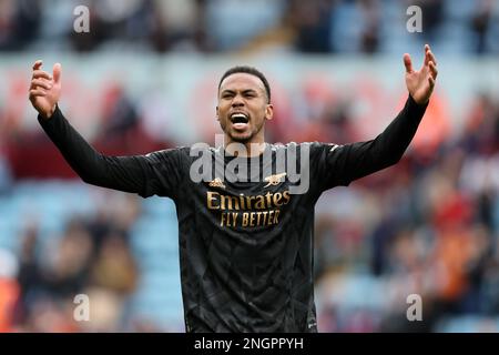 Birmingham, Royaume-Uni. 18th févr. 2023. Gabriel Magalhaes d'Arsenal célèbre après la victoire de ses équipes. Match Premier League, Aston Villa v Arsenal à Villa Park à Birmingham le samedi 18th février 2023. Cette image ne peut être utilisée qu'à des fins éditoriales. Utilisation éditoriale uniquement, licence requise pour une utilisation commerciale. Aucune utilisation dans les Paris, les jeux ou les publications d'un seul club/ligue/joueur. photo par Andrew Orchard/Andrew Orchard sports photographie/Alamy Live News crédit: Andrew Orchard sports photographie/Alamy Live News Banque D'Images