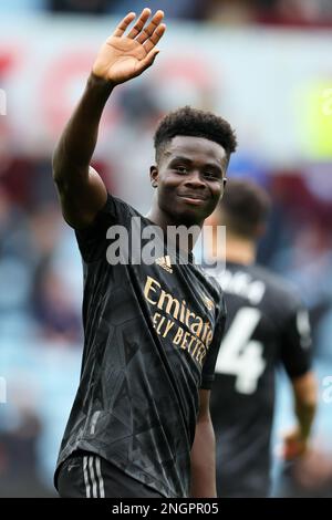 Birmingham, Royaume-Uni. 18th févr. 2023. Bukayo Saka d'Arsenal célèbre après la victoire de ses équipes. Match Premier League, Aston Villa v Arsenal à Villa Park à Birmingham le samedi 18th février 2023. Cette image ne peut être utilisée qu'à des fins éditoriales. Utilisation éditoriale uniquement, licence requise pour une utilisation commerciale. Aucune utilisation dans les Paris, les jeux ou les publications d'un seul club/ligue/joueur. photo par Andrew Orchard/Andrew Orchard sports photographie/Alamy Live News crédit: Andrew Orchard sports photographie/Alamy Live News Banque D'Images