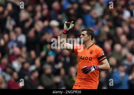 Birmingham, Royaume-Uni. 18th févr. 2023. Emiliano Martínez, le gardien de but Aston Villa, regarde dessus. Match Premier League, Aston Villa v Arsenal à Villa Park à Birmingham le samedi 18th février 2023. Cette image ne peut être utilisée qu'à des fins éditoriales. Utilisation éditoriale uniquement, licence requise pour une utilisation commerciale. Aucune utilisation dans les Paris, les jeux ou les publications d'un seul club/ligue/joueur. photo par Andrew Orchard/Andrew Orchard sports photographie/Alamy Live News crédit: Andrew Orchard sports photographie/Alamy Live News Banque D'Images