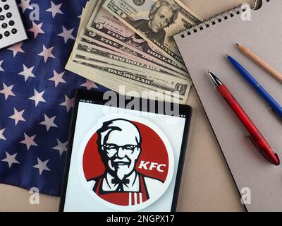 Sur cette photo, le logo Kentucky Fried Chicken (KFC) apparaît sur un comprimé. Banque D'Images