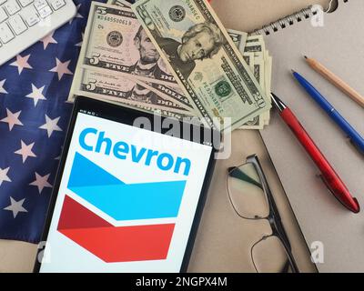 Sur cette illustration, le logo Chevron Corporation apparaît sur une tablette. Banque D'Images