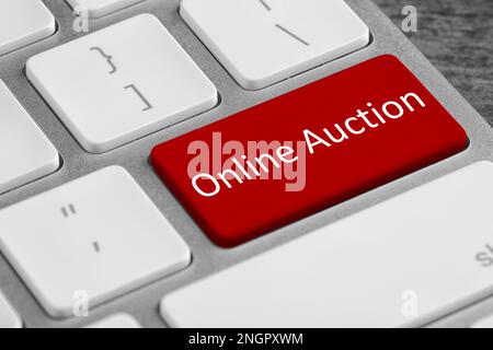 Clavier d'ordinateur moderne avec texte enchères en ligne sur le bouton, gros plan Banque D'Images