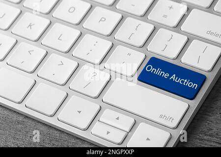 Clavier d'ordinateur moderne avec texte enchères en ligne sur le bouton, gros plan Banque D'Images