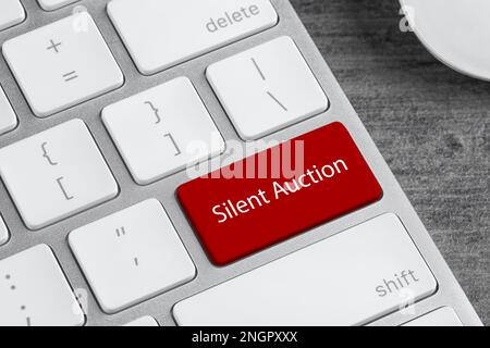 Clavier d'ordinateur moderne avec texte Silent Auction on Button, gros plan Banque D'Images