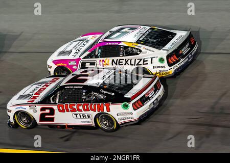 Daytona Beach, Floride, États-Unis. 16th févr. 2023. AUSTIN CINDRIC traverse les virages pendant le Bluegreen Vacations Duel au Daytona International Speedway à Daytona Beach FL. (Credit image: © Walter G. Arce Sr./ZUMA Press Wire) USAGE ÉDITORIAL SEULEMENT! Non destiné À un usage commercial ! Banque D'Images