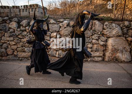 Luzon, Espagne. 18th févr. 2023. Les gens habillés comme des « maux de Luzon » défilent lors de la fête du carnaval qui traverse les rues de la ville de Luzon. Le festival des « Diables de Luzon » est une fête ancestrale. Les Devils sont couverts d'huile et de suie, sur leur tête ils portent des cornes de taureau, leurs dents sont faites de pommes de terre, ils portent une cloche attachée à leur ceinture et effrayent les habitants. Crédit : SOPA Images Limited/Alamy Live News Banque D'Images