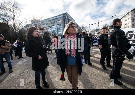 Munich, Bavière, Allemagne. 18th févr. 2023. Birgit Weissmann, anciennement de Pegida Munich, manifestant avec l'AfD à Munich et jouant un rôle dans la provocation de l'opposition. En collaboration avec Jürgen Elsà¤sser (Juergen Elsaesser) de l'extrême droite Compact Magazine, l'alternative pour l'Allemagne (alternative fuer Deutschland) a organisé une démonstration avec Petr Bystron et d'autres pour protester contre ce qu'ils perçoivent comme une politique anti-Poutine en Allemagne. (Credit image: © Sachelle Babbar/ZUMA Press Wire) USAGE ÉDITORIAL SEULEMENT! Non destiné À un usage commercial ! Banque D'Images