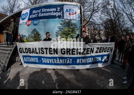 Munich, Bavière, Allemagne. 18th févr. 2023. Membres d'Identitaere Bewegung et de Burschenschaft à un deno de l'AfD à Munich, en Allemagne. En collaboration avec Jürgen Elsà¤sser (Juergen Elsaesser) de l'extrême droite Compact Magazine, l'alternative pour l'Allemagne (alternative fuer Deutschland) a organisé une démonstration avec Petr Bystron et d'autres pour protester contre ce qu'ils perçoivent comme une politique anti-Poutine en Allemagne. (Credit image: © Sachelle Babbar/ZUMA Press Wire) USAGE ÉDITORIAL SEULEMENT! Non destiné À un usage commercial ! Banque D'Images