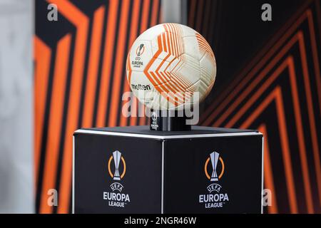 Varsovie, Pologne. 16th févr. 2023. Vue générale du ballon officiel lors du match de football de l'UEFA Europa League 2022/23 1st jambes entre Shakhtar Donetsk et le FC Stade Rennais au stade municipal du Maréchal Jozef Pilsudski de Legia Varsovie. Score final: Shakhtar Donetsk 2:1 FC Stade Rennes. (Photo de Mikolaj Barbanell/SOPA Images/Sipa USA) crédit: SIPA USA/Alay Live News Banque D'Images