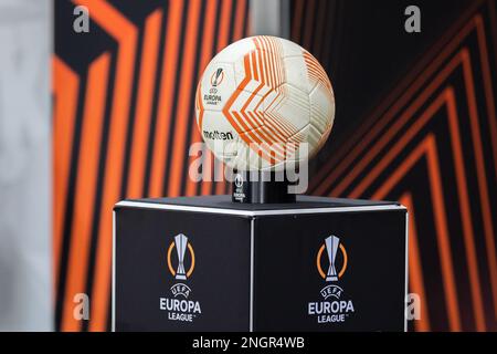 Varsovie, Pologne. 16th févr. 2023. Vue générale du ballon officiel lors du match de football de l'UEFA Europa League 2022/23 1st jambes entre Shakhtar Donetsk et le FC Stade Rennais au stade municipal du Maréchal Jozef Pilsudski de Legia Varsovie. Score final: Shakhtar Donetsk 2:1 FC Stade Rennes. Crédit : SOPA Images Limited/Alamy Live News Banque D'Images