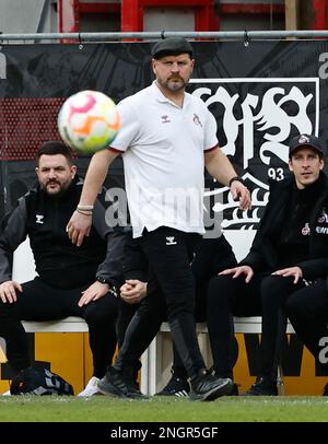 Stuttgart, Allemagne. 18th févr. 2023. Steffen Baumgart (C), entraîneur en chef de Cologne, est vu lors du match de football allemand de la première division Bundesliga entre VfB Stuttgart et le FC Cologne à Stuttgart, Allemagne, le 18 février 2023. Credit: Philippe Ruiz/Xinhua/Alay Live News Banque D'Images