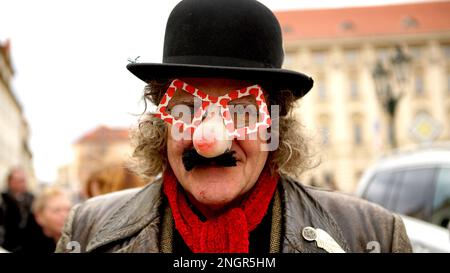 Prague, République tchèque. 18th févr. 2023. Un homme participe à la célébration du Masopust à Prague, en République tchèque, le 18 février 2023. Masopust est un carnaval tchèque traditionnel. Au cours de cet événement, les gens portent des masques et s'habiller en costumes pour célébrer le début du printemps. Crédit: Dana Kesnerova/Xinhua/Alamy Live News Banque D'Images