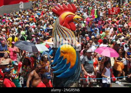 Recife, Brésil. 18th févr. 2023. Les fêtards participent au carnaval de Recife, Pernambuco, Brésil, 18 février 2023. Credit: Lucio Tavora/Xinhua/Alamy Live News Banque D'Images