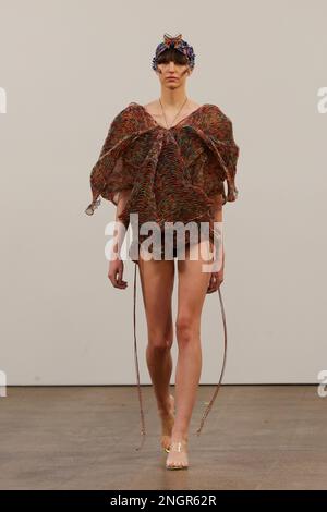Londres, Royaume-Uni. 19th févr. 2023. Un modèle présente une création lors de la London Fashion week à Londres, en Grande-Bretagne, le 18 février 2023. Credit: Xinhua/Alay Live News Banque D'Images