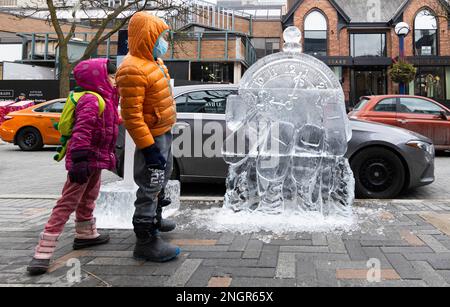 Toronto, Canada. 18th févr. 2023. Les enfants regardent une sculpture sur glace lors du Bloor-Yorkville Icefest 2023 à Toronto, Canada, le 18 février 2023. Plus de 40 sculptures sur glace ont été exposées à l'événement. Credit: Zou Zheng/Xinhua/Alamy Live News Banque D'Images