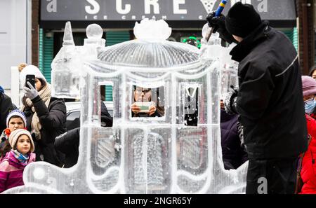 Toronto, Canada. 18th févr. 2023. Les gens prennent des photos d'une sculpture sur glace lors du Bloor-Yorkville Icefest 2023 à Toronto, Canada, le 18 février 2023. Plus de 40 sculptures sur glace ont été exposées à l'événement. Credit: Zou Zheng/Xinhua/Alamy Live News Banque D'Images