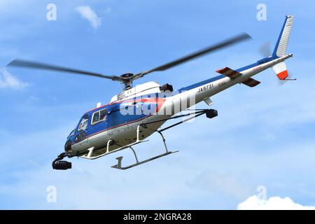 Tokyo, Japon - 11 août 2021 : hélicoptère Akagi Eurocopter AS350B1 Ecureuil (JA9731) hélicoptère utilitaire léger. Banque D'Images