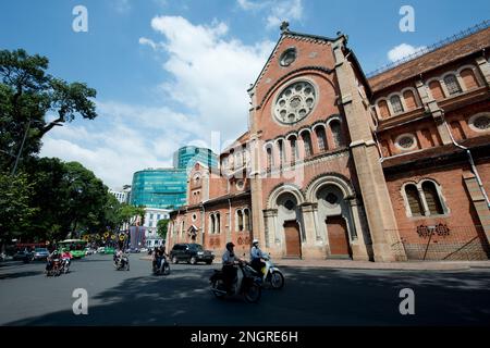 Motos sur la route devant le transept latéral de la cathédrale notre-Dame de Saigon, Ho Chi Minh ville (HCMC), Vietnam Banque D'Images