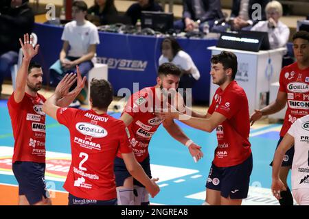 Taranto, Italie. 18th févr. 2023. Exultation PRISMA Taranto. Pendant Gioiella Prisma Taranto vs Emma Villas Aubay Siena, Volleyball Italien Serie A Men SuperLeague Championship à Taranto, Italie, 18 février 2023 Credit: Independent photo Agency/Alay Live News Banque D'Images