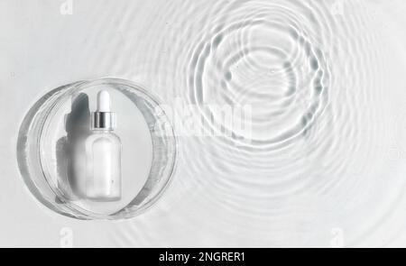 Spa cosmétique soins médicaux pour la peau, flacon de sérum en verre avec collagène sur fond bleu d'eau avec vagues. Publicité de produits médicaux pour voitures anti-âge Banque D'Images