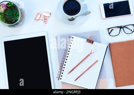 La configuration de bureau idéale pour un blogueur. Photo en grand angle d'objets sur une table sans personne. Banque D'Images