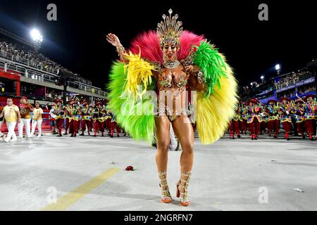 Rio de Janeiro, Brésil. 19th févr. 2023. RJ - Rio de Janeiro - 02/18/2023 - CARNAVAL RIO 2023, SÉRIE OR DÉFILÉ DE L'ÉCOLE DE SAMBA - Tati Minerato Reine des tambours de l'école Unidos do Porto da Pedra Samba lors d'une présentation au défilé de la série Or de Rio de Janeiro au Sambodromo de marques de Sapucai ce samedi (18). Photo: Thiago Ribeiro/AGIF/Sipa USA crédit: SIPA USA/Alay Live News Banque D'Images