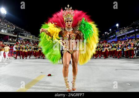 Rio de Janeiro, Brésil. 19th févr. 2023. RJ - Rio de Janeiro - 02/18/2023 - CARNAVAL RIO 2023, SÉRIE OR DÉFILÉ DE L'ÉCOLE DE SAMBA - Tati Minerato Reine des tambours de l'école Unidos do Porto da Pedra Samba lors d'une présentation au défilé de la série Or de Rio de Janeiro au Sambodromo de marques de Sapucai ce samedi (18). Photo: Thiago Ribeiro/AGIF/Sipa USA crédit: SIPA USA/Alay Live News Banque D'Images