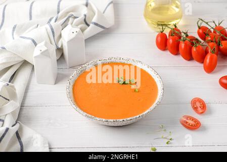 soupe de gazpacho sur fond clair. la soupe est faite de tomates fraîches avec des épices et de l'huile d'olive Banque D'Images