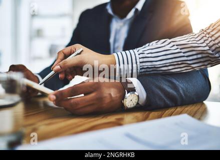 La technologie simplifie beaucoup. Gros plan de deux professionnels travaillant ensemble sur une tablette numérique dans un bureau. Banque D'Images