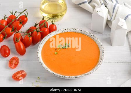 soupe de gazpacho sur fond clair. la soupe est faite de tomates fraîches avec des épices et de l'huile d'olive Banque D'Images