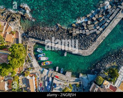 Superbe photo aérienne de San Giovanni li Cuti, un charmant quartier de Catane surplombant la mer. L'image présente une vue plongeante de la piquante Banque D'Images