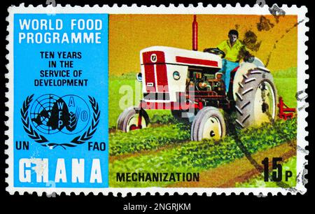 MOSCOU, RUSSIE - 15 FÉVRIER 2023: Timbre-poste imprimé au Ghana montre tracteur, série du Programme alimentaire mondial, vers 1973 Banque D'Images