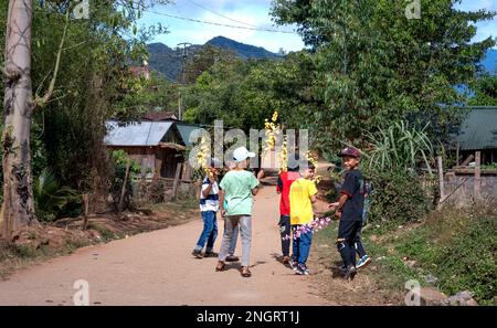 Les enfants des minorités ethniques se réunissent pour s'amuser le jour du nouvel an lunaire dans le district de Tumorong, province de Kon Tum, au Vietnam Banque D'Images