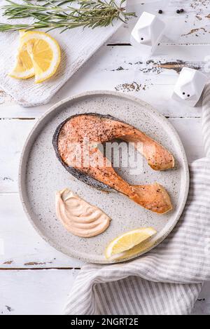 steak de saumon grillé aux épices. il y a du romarin et une tranche de citron à proximité Banque D'Images