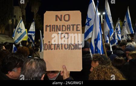 JÉRUSALEM, ISRAËL - FÉVRIER 18 : un manifestant anti-gouvernement tient un signe qui se lit comme « aucun mandat à la dictature » lors d'une manifestation contre le nouveau système judiciaire gouvernemental d'Israël en dehors de la résidence du président à Jérusalem sur 18 février 2023, à Jérusalem, en Israël. Des dizaines de milliers de personnes se rassemblent pour la septième semaine consécutive à travers Israël contre la vaste réforme controversée du système juridique israélien. Crédit : Eddie Gerald/Alay Live News Banque D'Images