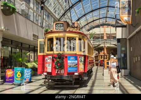 29 décembre 2022: Christchurch, Nouvelle-Zélande - Tram à Cathedral Junction, les filles marchant vers elle. Banque D'Images