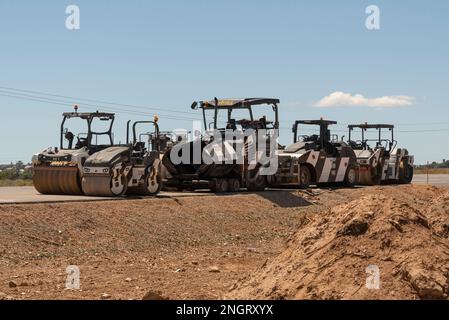 Moorreesburg, Western cape, Afrique du Sud. 2023 . Les galets et les finisseur utilisés dans l'industrie de la construction routière sont stationnés sur du nouvel asphaalt. Banque D'Images