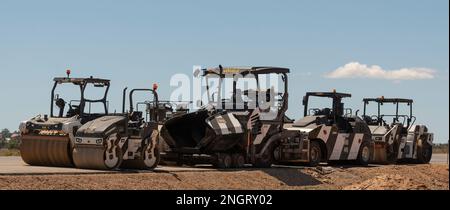 Moorreesburg, Western cape, Afrique du Sud. 2023 . Les galets et les finisseur utilisés dans l'industrie de la construction routière sont stationnés sur du nouvel asphaalt. Banque D'Images