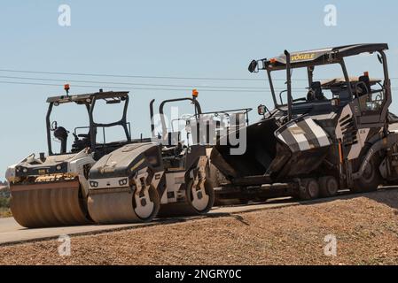 Moorreesburg, Western cape, Afrique du Sud. 2023 . Les galets et les finisseur utilisés dans l'industrie de la construction routière sont stationnés sur du nouvel asphaalt. Banque D'Images