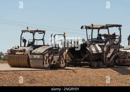 Moorreesburg, Western cape, Afrique du Sud. 2023 . Les galets et les finisseur utilisés dans l'industrie de la construction routière sont stationnés sur du nouvel asphaalt. Banque D'Images