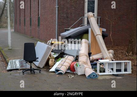 Meubles jetés dans les rues de Betondorp Amsterdam est pays-Bas 16-2-2023 Banque D'Images