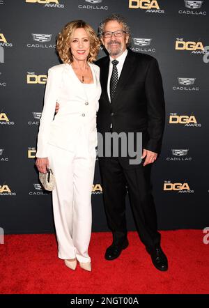 BEVERLY HILLS, CALIFORNIE - FÉVRIER 18 : Christine Lahti, Thomas Schlamme assiste aux Prix de la Guilde des directeurs d'Amérique 75th au Beverly Hilton on Banque D'Images