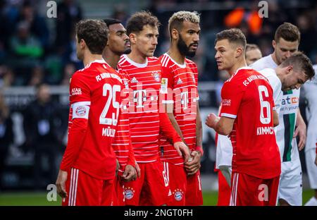 Mönchengladbach, Allemagne. 18th févr. 2023. Thomas Mueller (Muenchen), Ryan Gravenberch (Muenchen), Leon Goretzka (Muenchen), Eric Maxim Choupo-Moting Banque D'Images