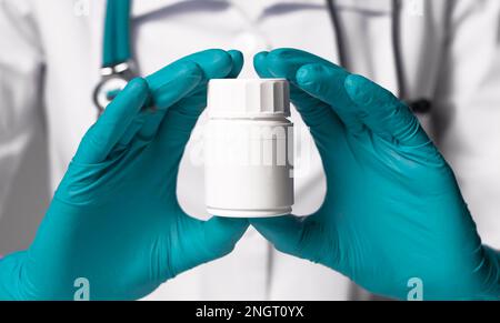 Pot de pilules, comprimés, vitamines en main du médecin, maquette de bouteille de médecine. Banque D'Images