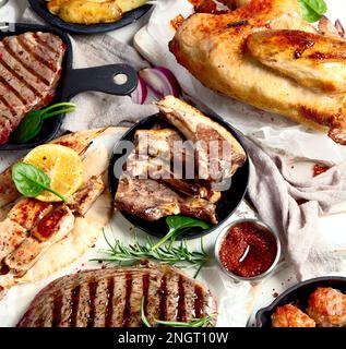 Plats principaux à base de viande. Assiettes de viande diverses. Bannière de nourriture non végétarienne. Vue de dessus. Banque D'Images