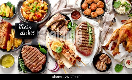 Plats principaux à base de viande. Assiettes de viande diverses. Bannière de nourriture non végétarienne. Vue de dessus. Banque D'Images