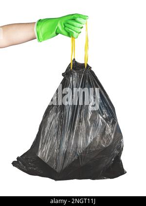 Main dans le gant poignées de maintien de sac jetable noir, sac poubelle plein de déchets isolés sur blanc. Banque D'Images