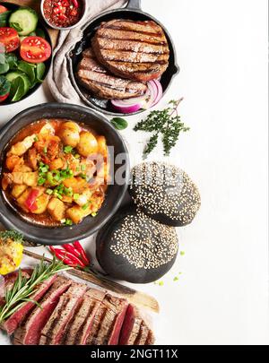 Plats à base de viande. Assiettes de viande diverses. Bannière de nourriture non végétarienne. Vue de dessus. Copier l'espace. Banque D'Images