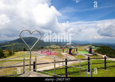 Art en forme de coeur au sommet de la montagne Chaussu. Aichi, Japon. Banque D'Images